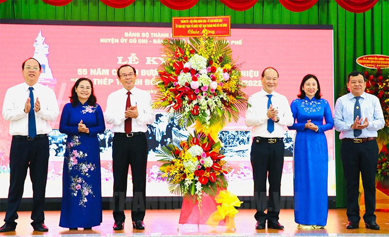 Lãnh đạo TPHCM tặng hoa chúc mừng huyện Củ Chi.
